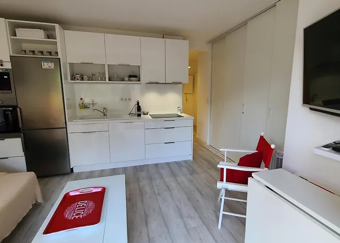 Apartment Near The 31 M With Balconypool *